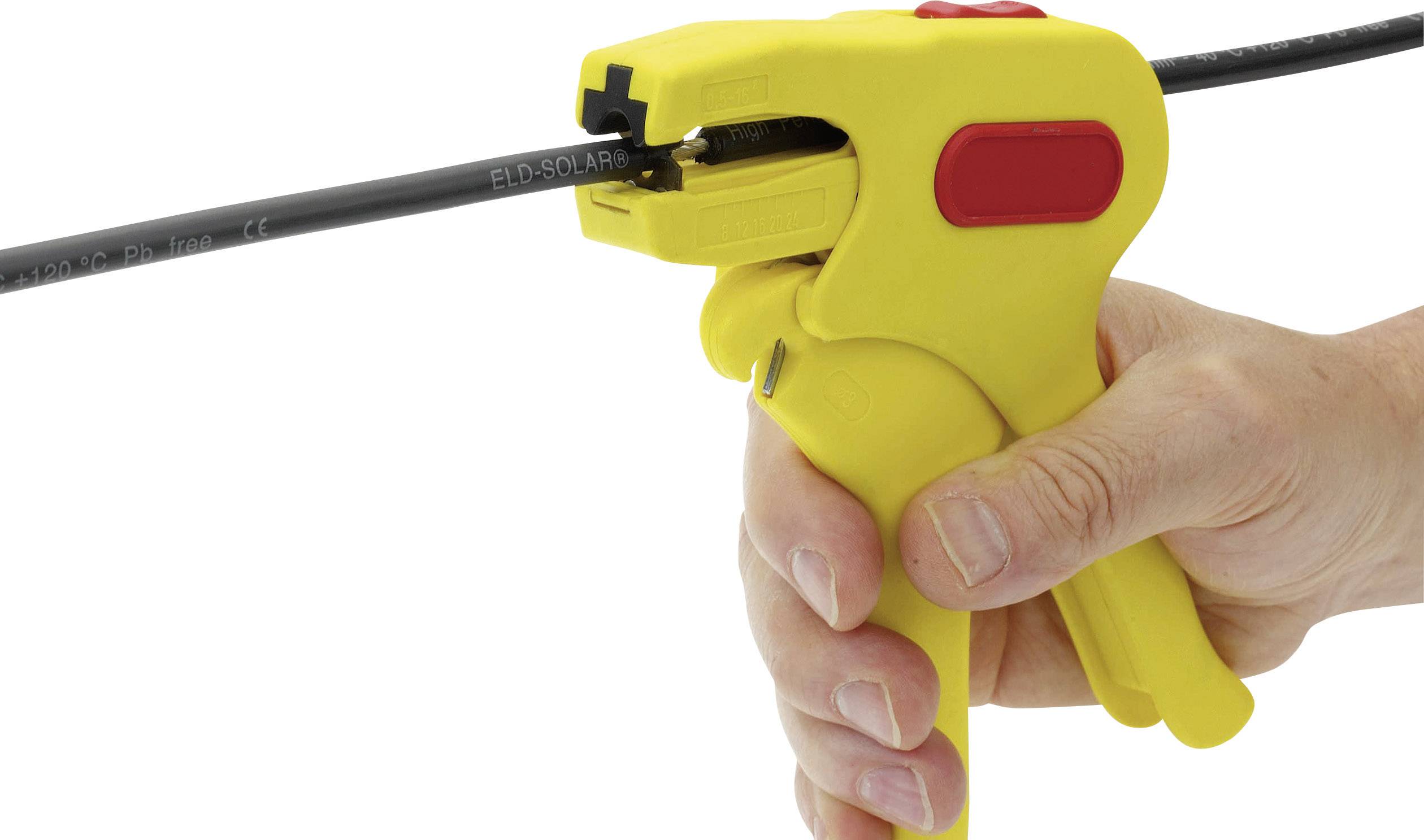 Hand hält gelbes Werkzeug, das ein schwarzes Kabel abisoliert.