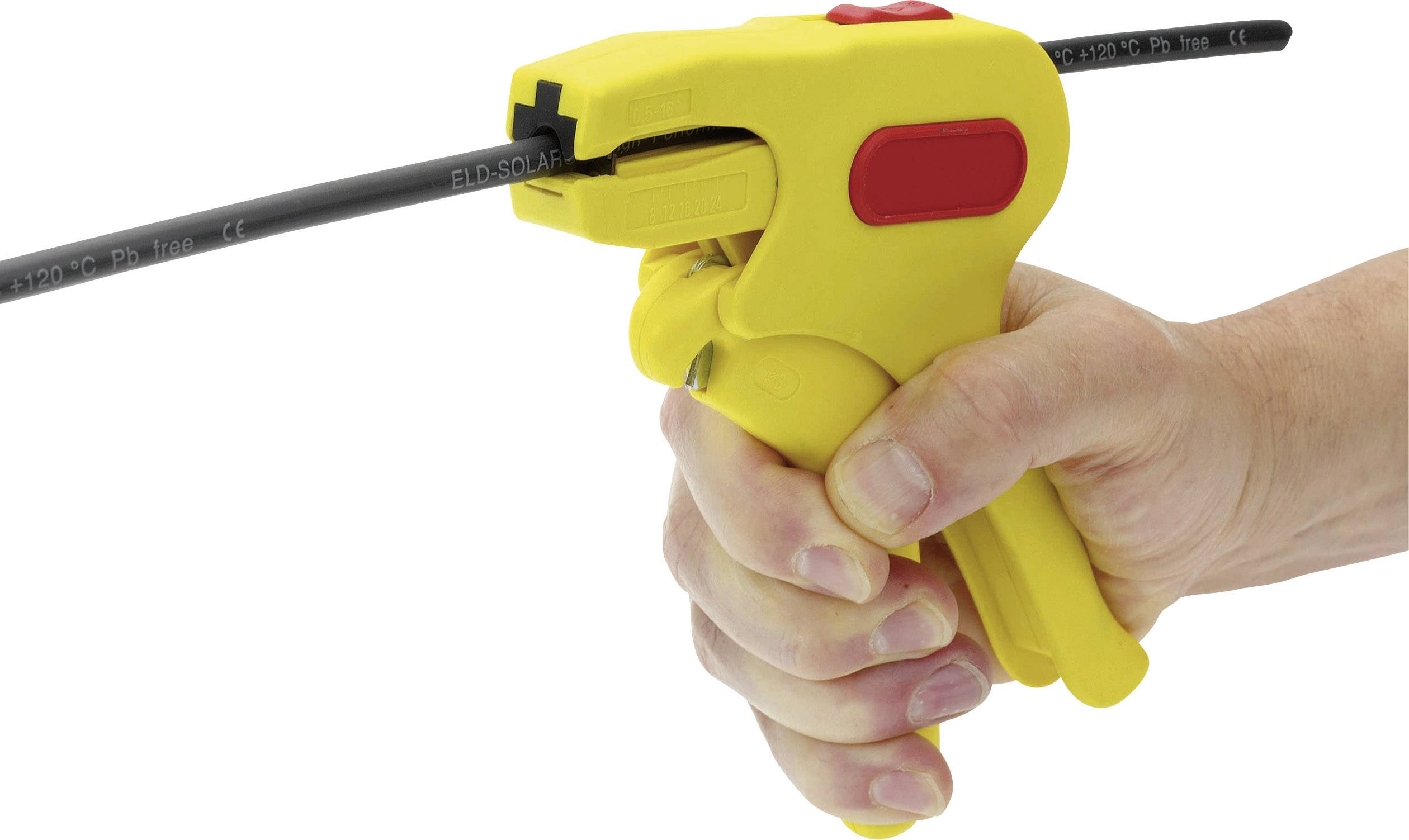 Eine Hand hält ein gelbes Abisolierwerkzeug, das ein schwarzes Kabel abisoliert. Das Werkzeug hat rote Drücker.