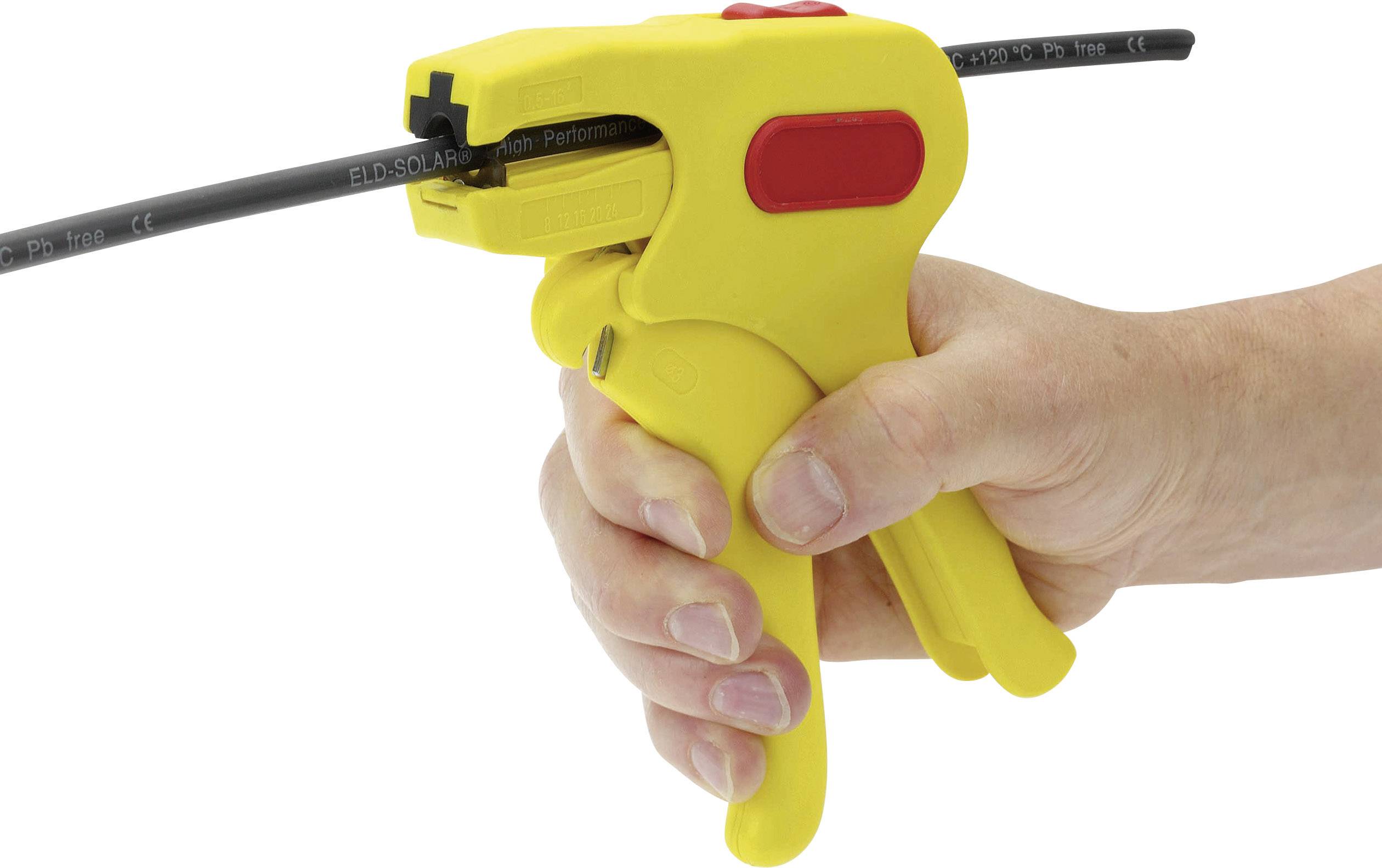 Eine Hand hält ein gelbes Werkzeug mit rotem Knopf, das ein schwarzes Kabel schneidet oder klemmt.