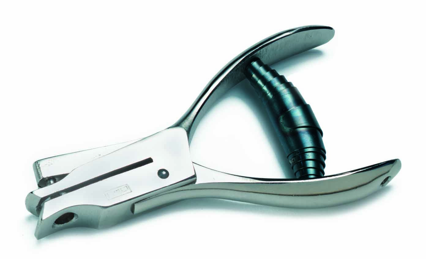 Metallzange mit grünem Griff, zum Lochen von Papier.