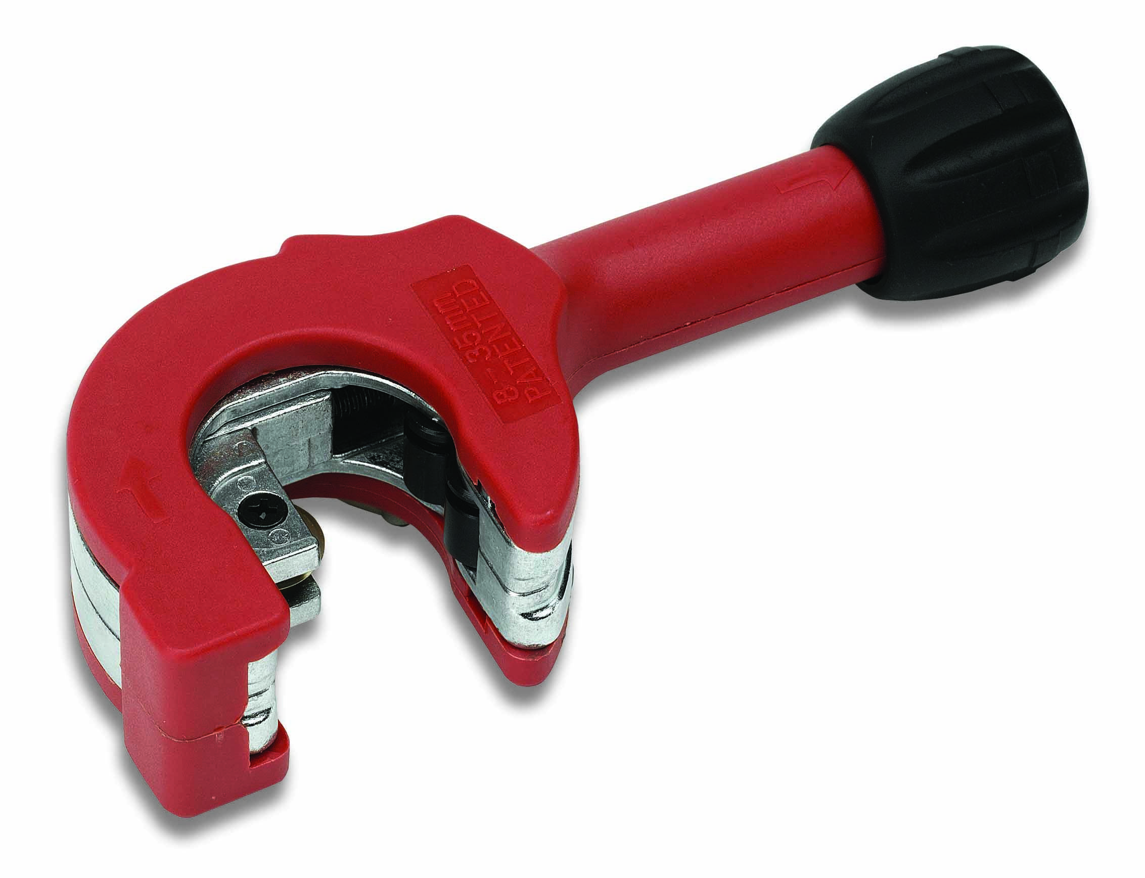 Rotes Rohrschneidewerkzeug mit schwarzem Griff, geeignet zum Schneiden von Metallrohren. Robustes, handliches Design.