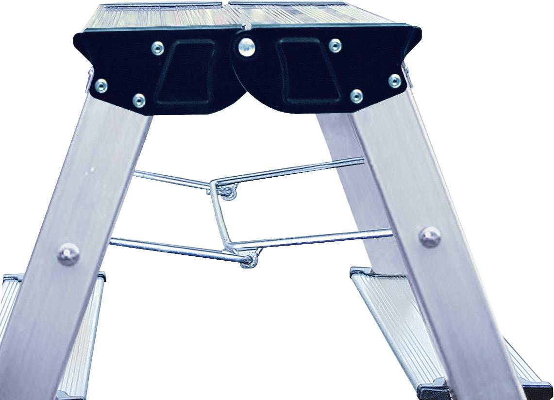 Eine zusammengeklappte Metallleiter, teilweise aufgehoben, zeigt Stufen und Scharniere. Sie ist aus Aluminium gefertigt.