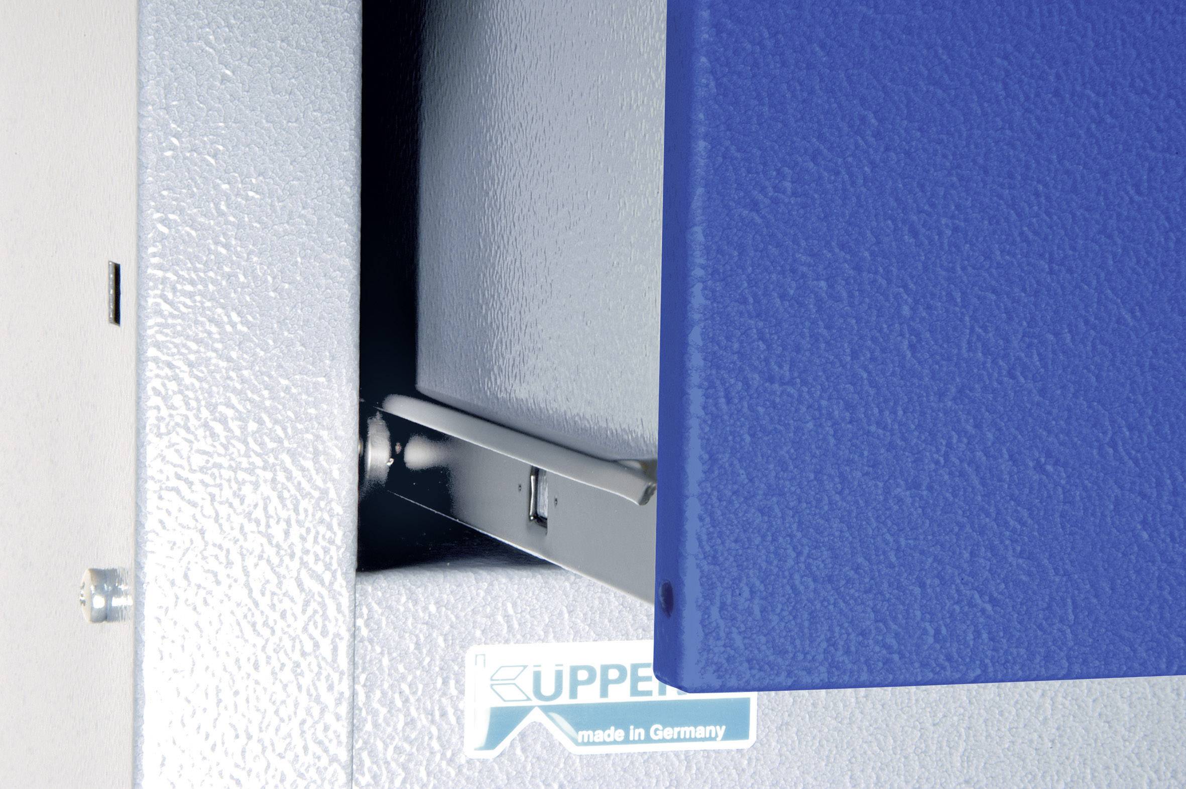 Nahaufnahme eines blauen Scharniers an einer Metalltür. Beschriftung 'Made in Germany'.