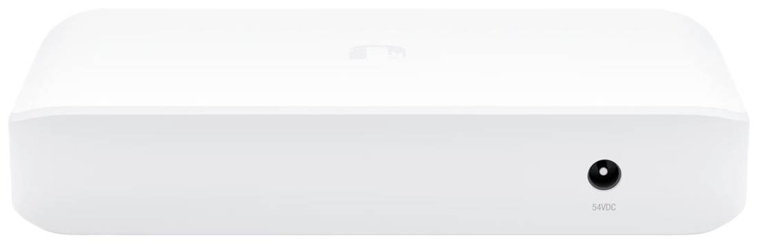 Eine weiße elektronische Box mit einem Netzanschluss an der Vorderseite, auf einer weißen Oberfläche platziert.