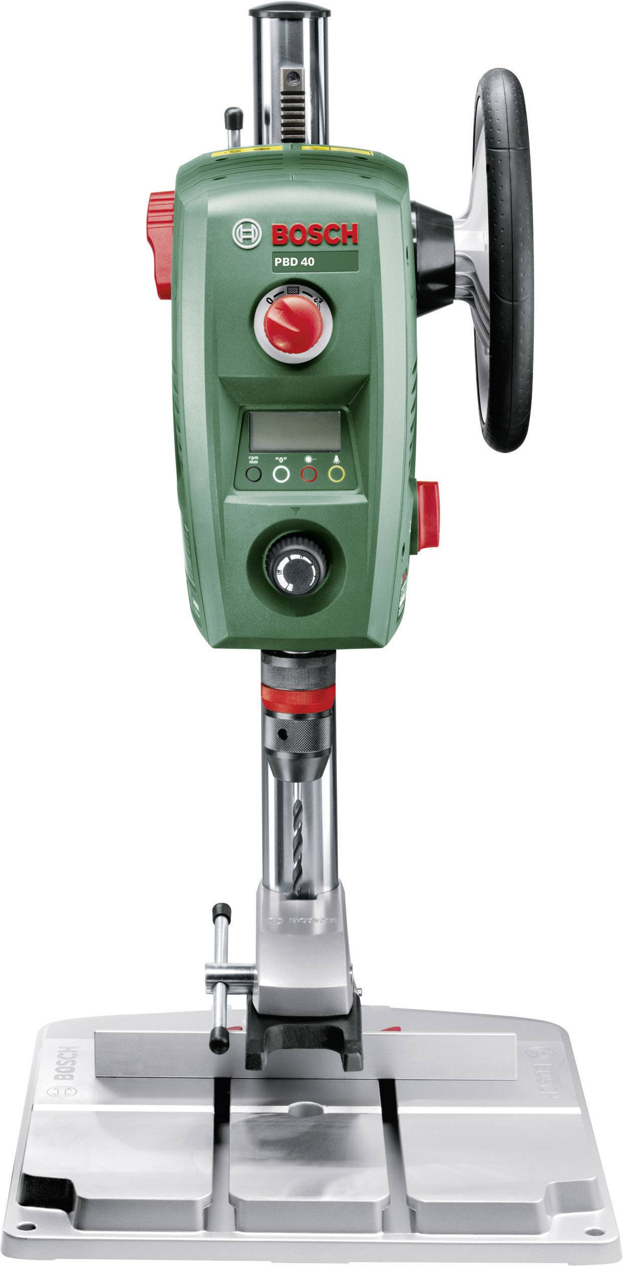 Eine grüne Bosch Tischbohrmaschine, Modell PBD 40, mit rotem Drehknopf und digitalem Display, auf einer Metallbasis montiert.
