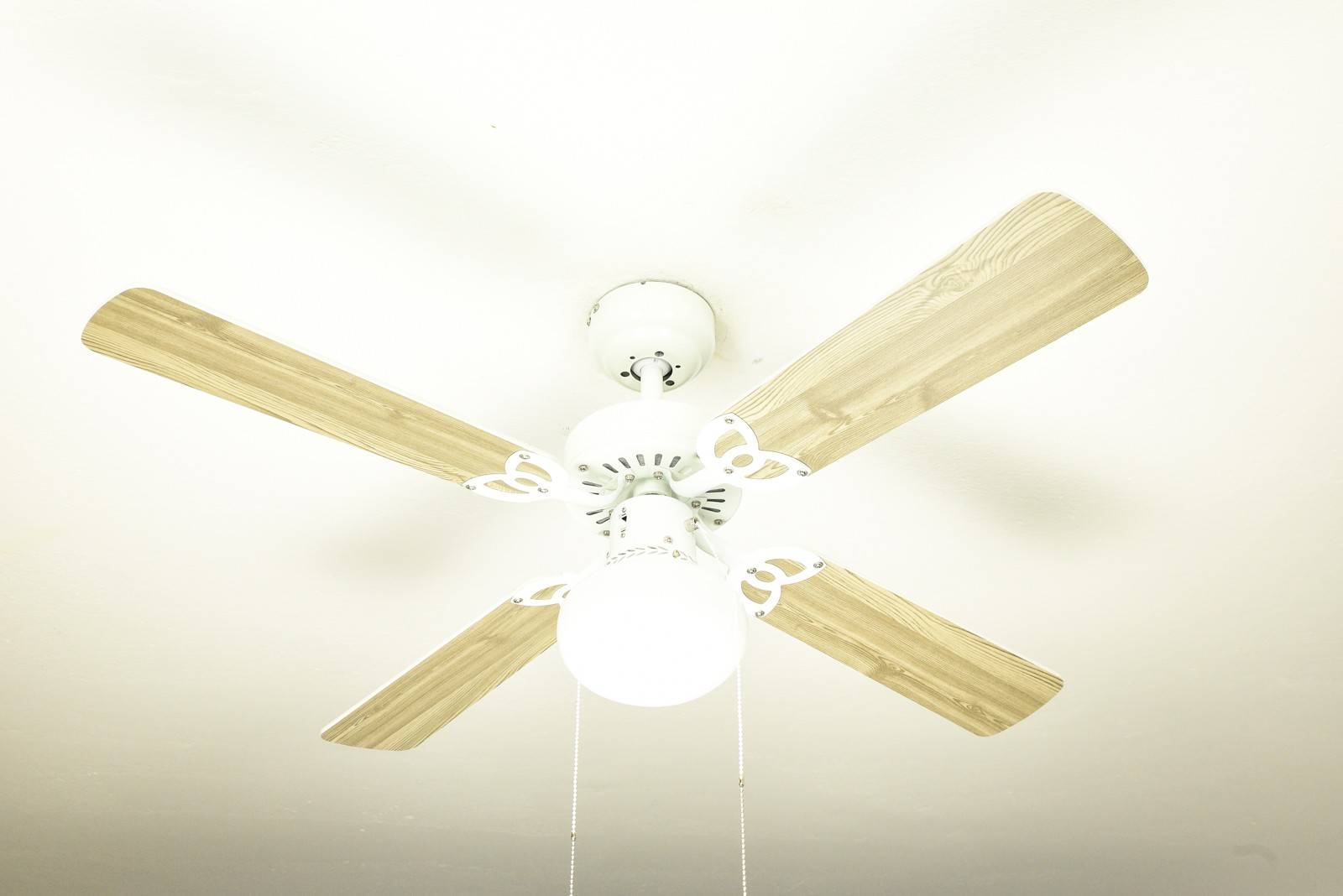 Westinghouse Vegas Deckenventilator 39W (Ø x H) 105cm x 325mm Weiß mit Beleuchtung, Wendbare Flügel, Winterbetrieb