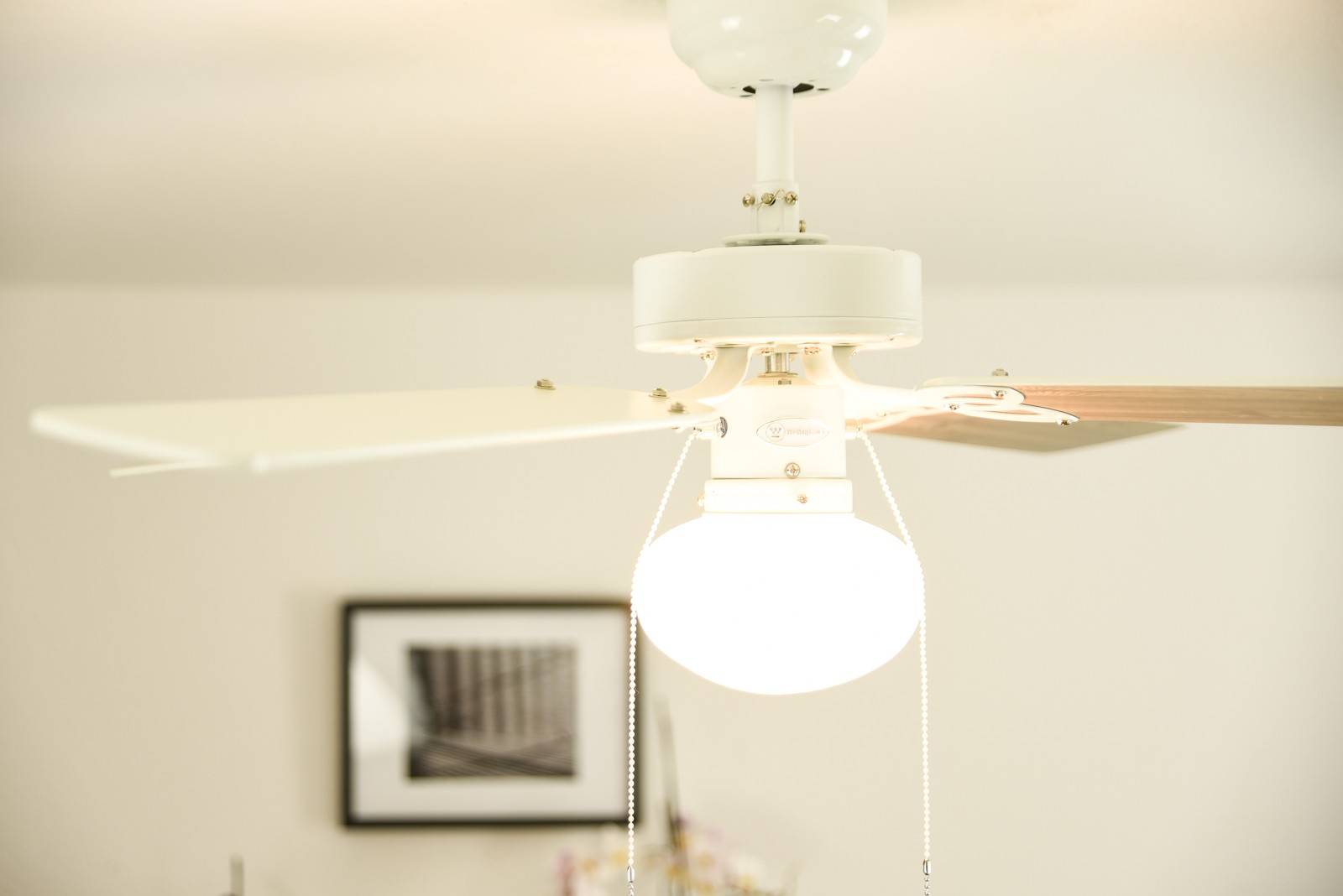 Westinghouse Vegas Deckenventilator 39W (Ø x H) 105cm x 325mm Weiß mit Beleuchtung, Wendbare Flügel, Winterbetrieb