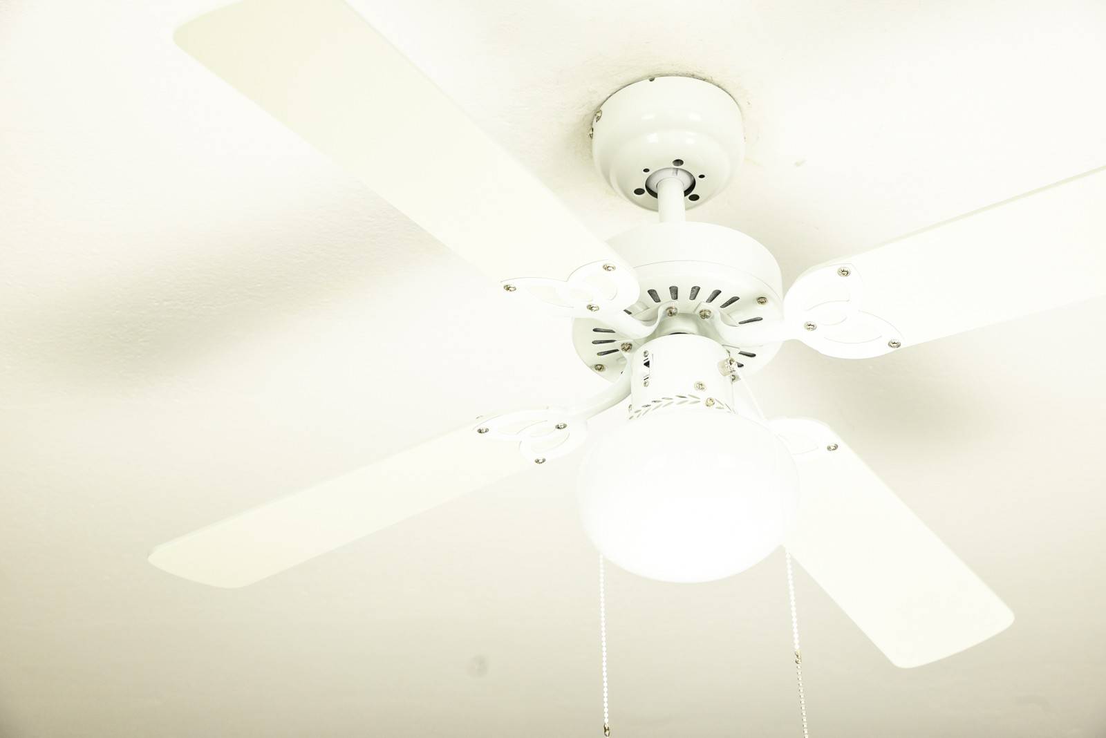 Westinghouse Vegas Deckenventilator 39W (Ø x H) 105cm x 325mm Weiß mit Beleuchtung, Wendbare Flügel, Winterbetrieb