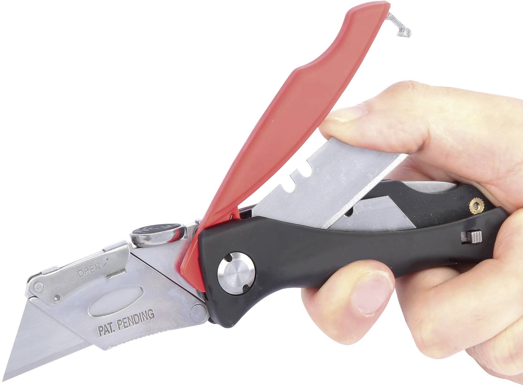 Person hält ein Taschenmesser mit rotem Griff und silberner Klinge.