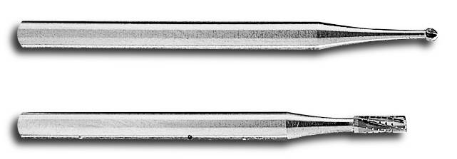 Zwei chirurgische Fräsen, eine mit runder Spitze, die andere zylindrisch, nebeneinander auf neutralem Hintergrund.