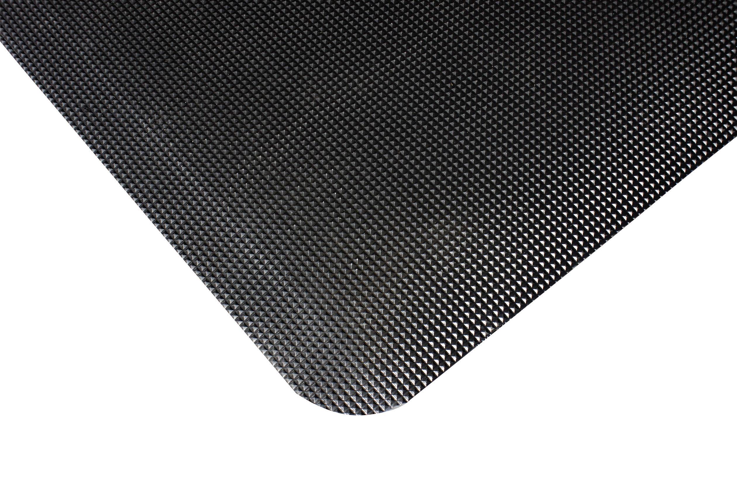 Ecke einer schwarzen Kohlefaserplatte mit texturierter Oberfläche, leicht glänzend gegen einen weißen Hintergrund.