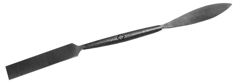 Ein Metallspatel mit zwei unterschiedlich großen Klingen: eine breite, flache Klinge und eine schmale, spitz zulaufende Klinge.