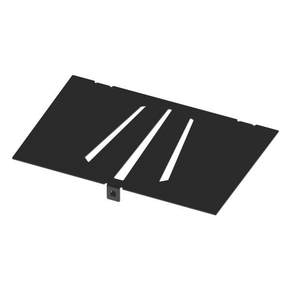 Ein schwarzes Metallgitter mit drei schrägen Schlitzen dient als Lüftungsabdeckung oder Belüftungselement.