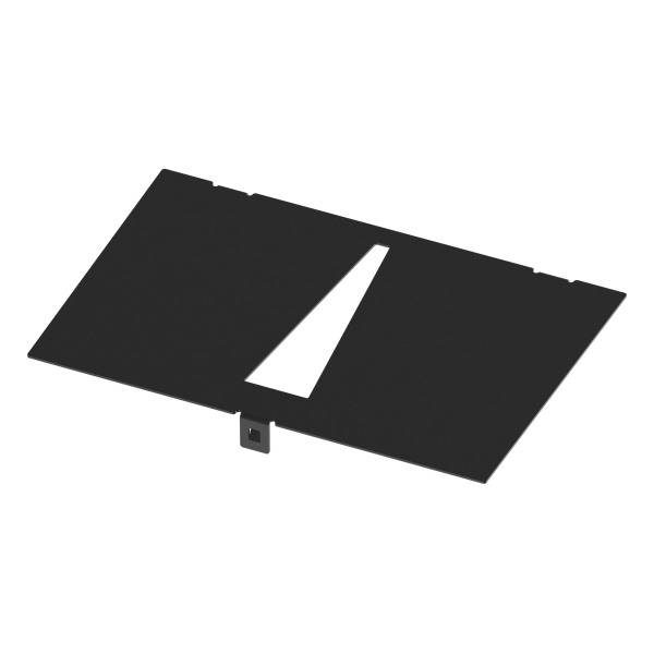 Schwarzes Metallteil mit rechteckiger Form und einem dreieckigen Ausschnitt in der Mitte, evtl. Teil eines größeren Mechanismus.