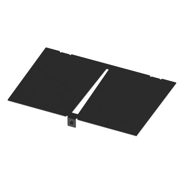 Ein schwarzes, rechteckiges Metallelement mit einem rechteckigen Schlitz in der Mitte und einer kleinen Lasche an einer Seite.