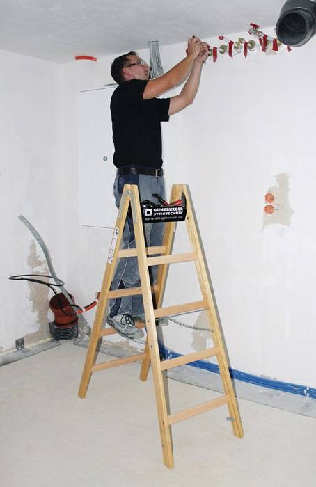 MUNK Günzburger Steigtechnik 33210 Holz Stufen-Doppelleiter Arbeitshöhe (max.): 2.8 m Braun 7.6 kg