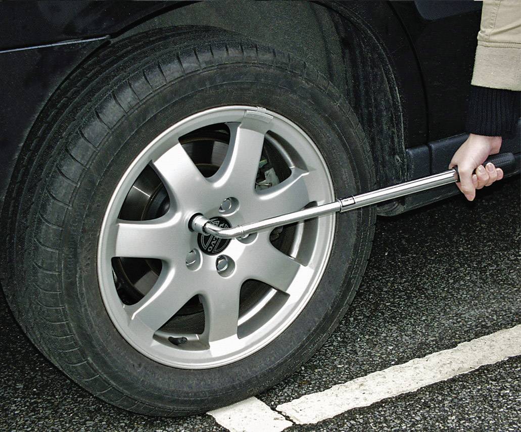 Brüder Mannesmann M 155 Ausziehbarer Radmutternschlüssel, 17 und 19mm (155-A) | M 155