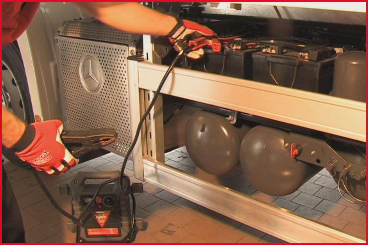 KS TOOLS 12 V Batterie-Booster, mobiles Starthilfegerät 700 A