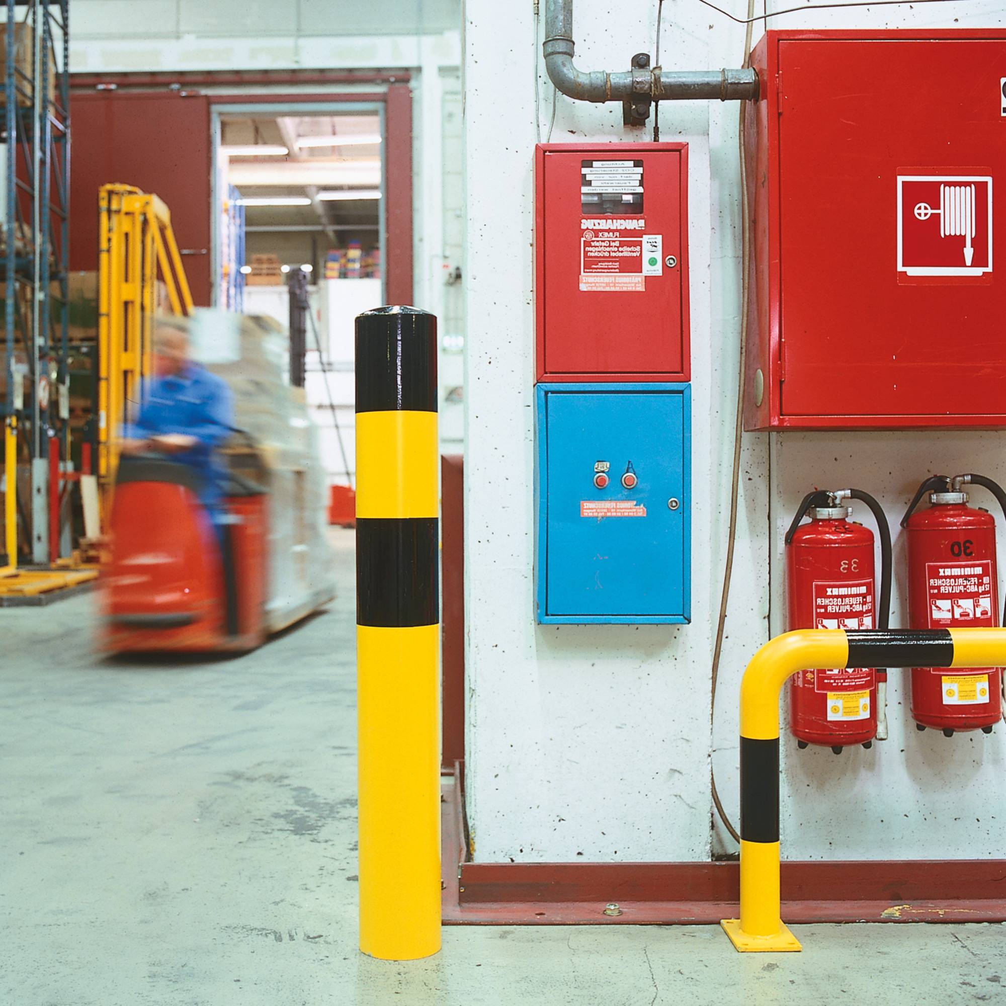 MOR199.17.454: BLACK BULL-Rammschutz-Poller -S- aus Stahl, feuerverzinkt und schwarz-gelb besch