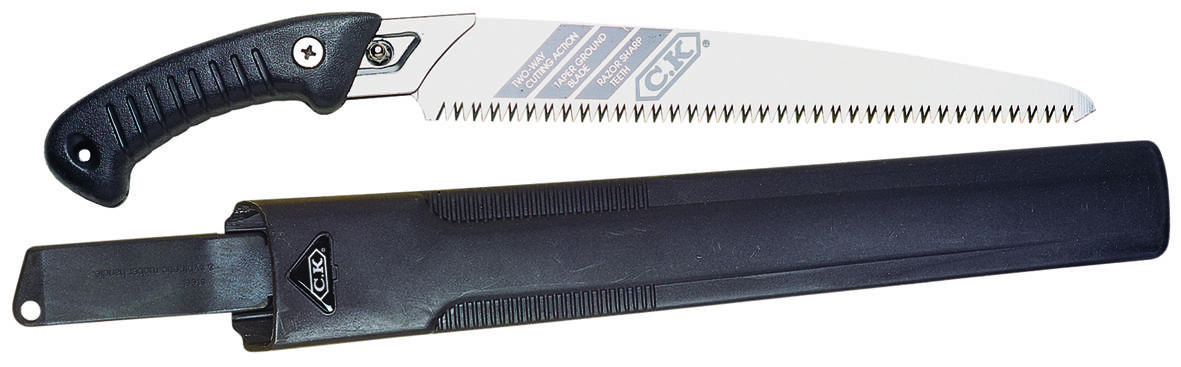 Eine handgehaltene Säge mit schwarzem Griff und gezahntem Blatt, daneben eine schwarze Schutzhülle.