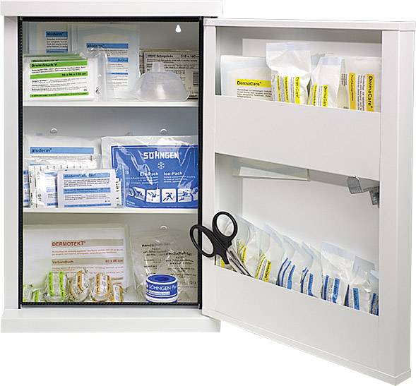 Ein geöffneter Erste-Hilfe-Schrank zeigt Verbandsmaterialien, Pflaster und Schere, übersichtlich auf Regalen und Innentüren angeordnet.