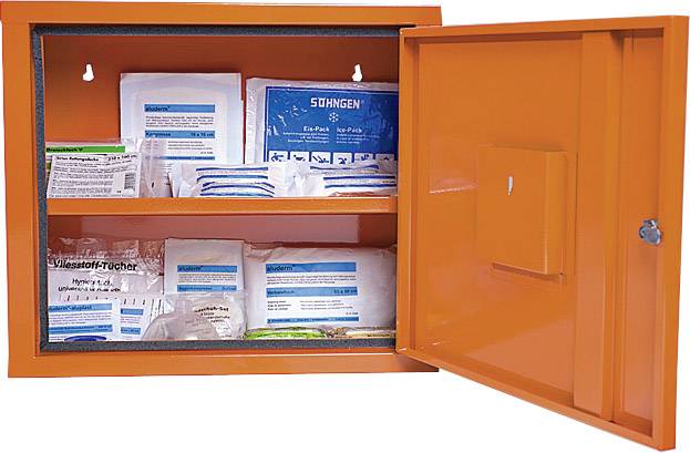 Ein geöffneter orangefarbener Erste-Hilfe-Schrank mit verschiedenen Verbandsmaterialien, darunter Pflaster und sterile Kompressen.