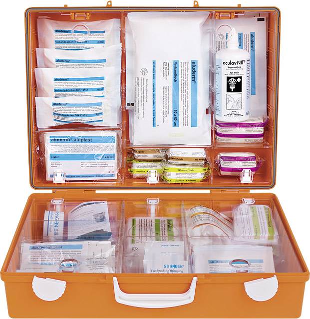 Offener orangefarbener Erste-Hilfe-Kasten mit verschiedenen Pflastern, Verbänden und Desinfektionsmitteln.