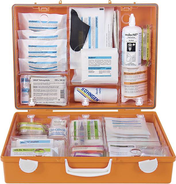 Ein offener Erste-Hilfe-Kasten zeigt verschiedene Verbandsmaterialien, ein Kühlpack und antiseptische Lösung.