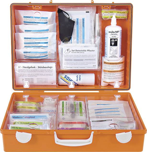 Ein geöffneter Erste-Hilfe-Koffer mit Verbandmaterialien, Pflastern, Desinfektionsmitteln und Schere, übersichtlich angeordnet in Fächern.