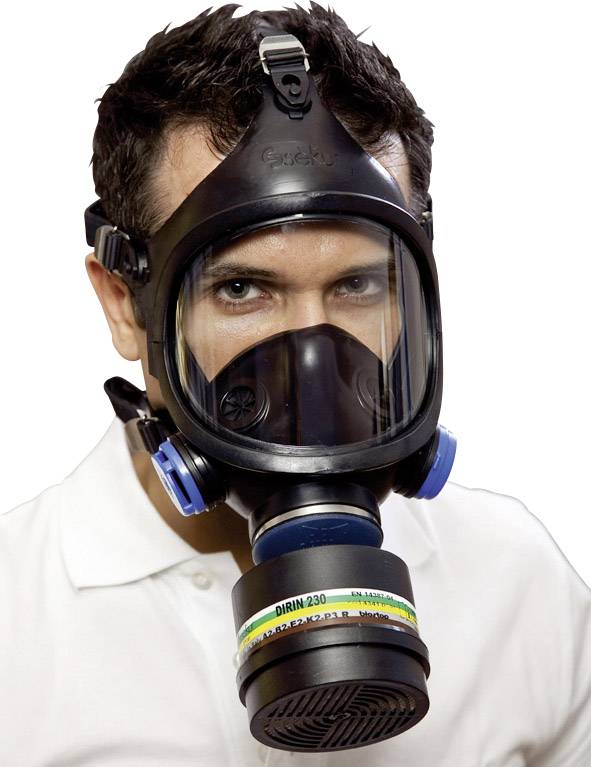 Eine Person trägt eine schwarze Gasmaske mit durchsichtiger Front und blauem Filter, gekleidet in ein weißes Hemd.