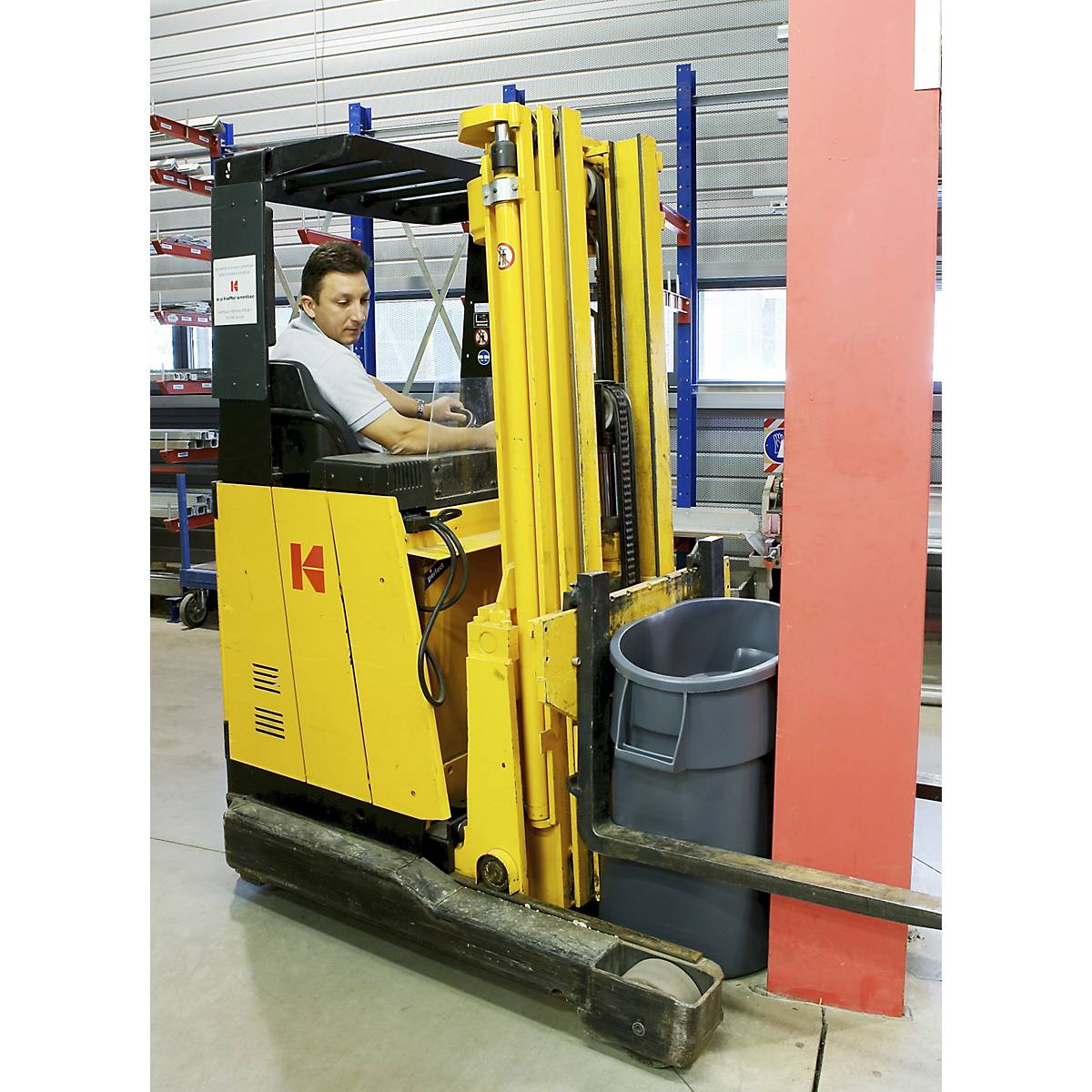 Rubbermaid 0086876013436 Wertstoffbehälter 75l (Ø x H) 495mm x 580mm Grau 1St.