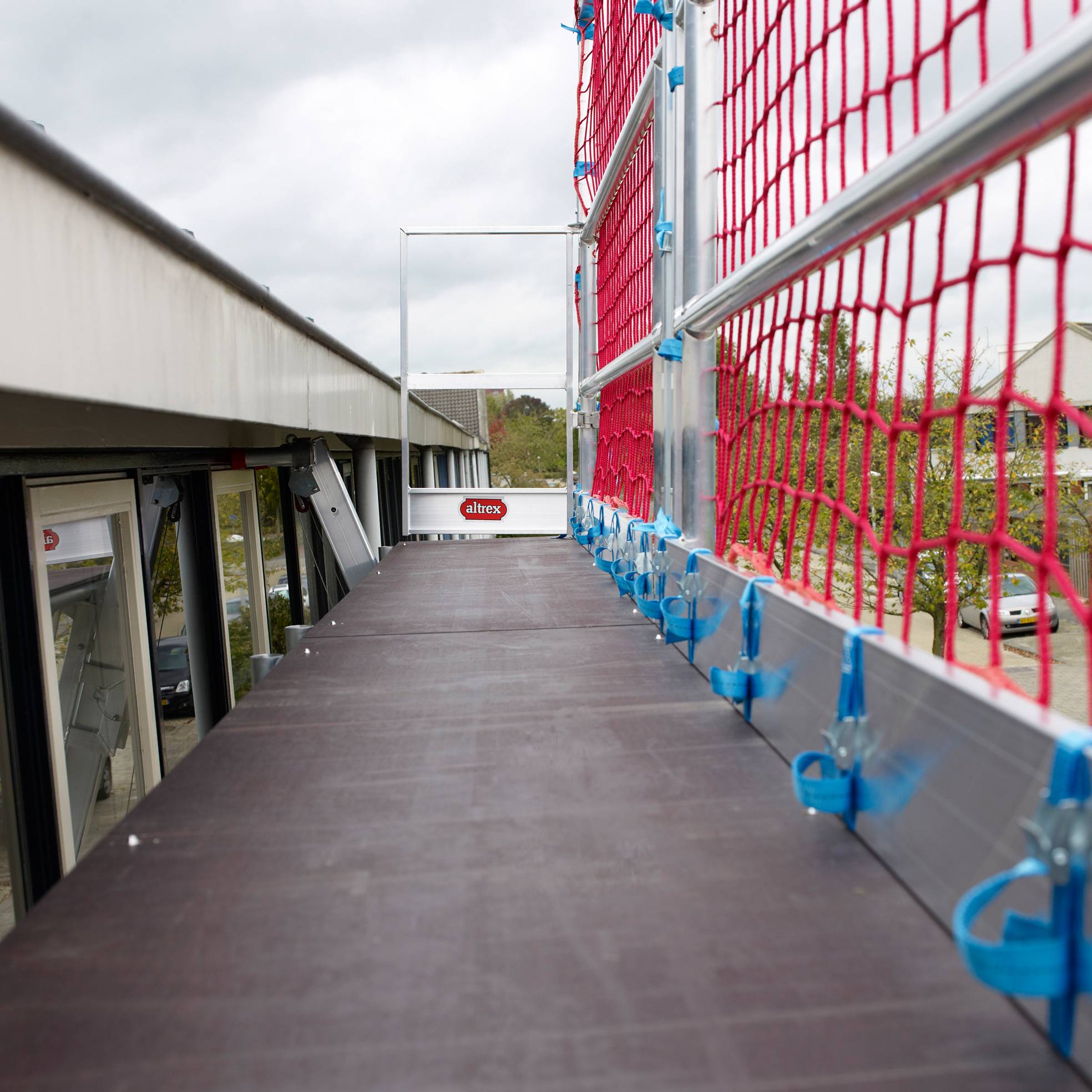 Altrex Modulare Dreiecksbühne Absturzsicherung mit Fangnetzen für geneigte Dächer Euro 4-6 MTB 7m