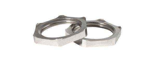 Zwei silberne Sechskantmuttern, flach liegend, mit metallischem Glanz.
