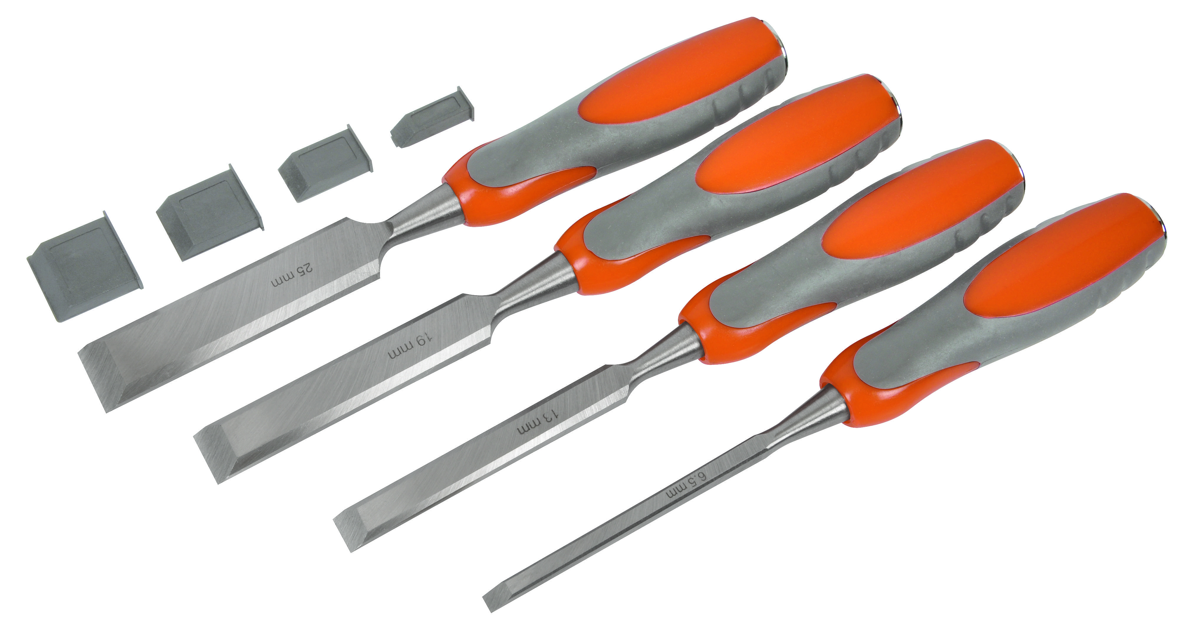 Vier Stechbeitel mit orange-grauen Griffen und unterschiedlichen Klingenbreiten, zusammen mit Klingenabdeckungen.