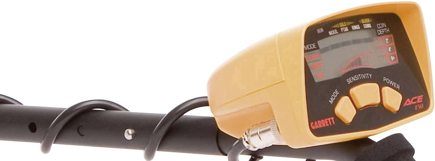 Ein Metalldetektor mit einem Bildschirm, der Einstellungen wie Empfindlichkeit und Leistung anzeigt.