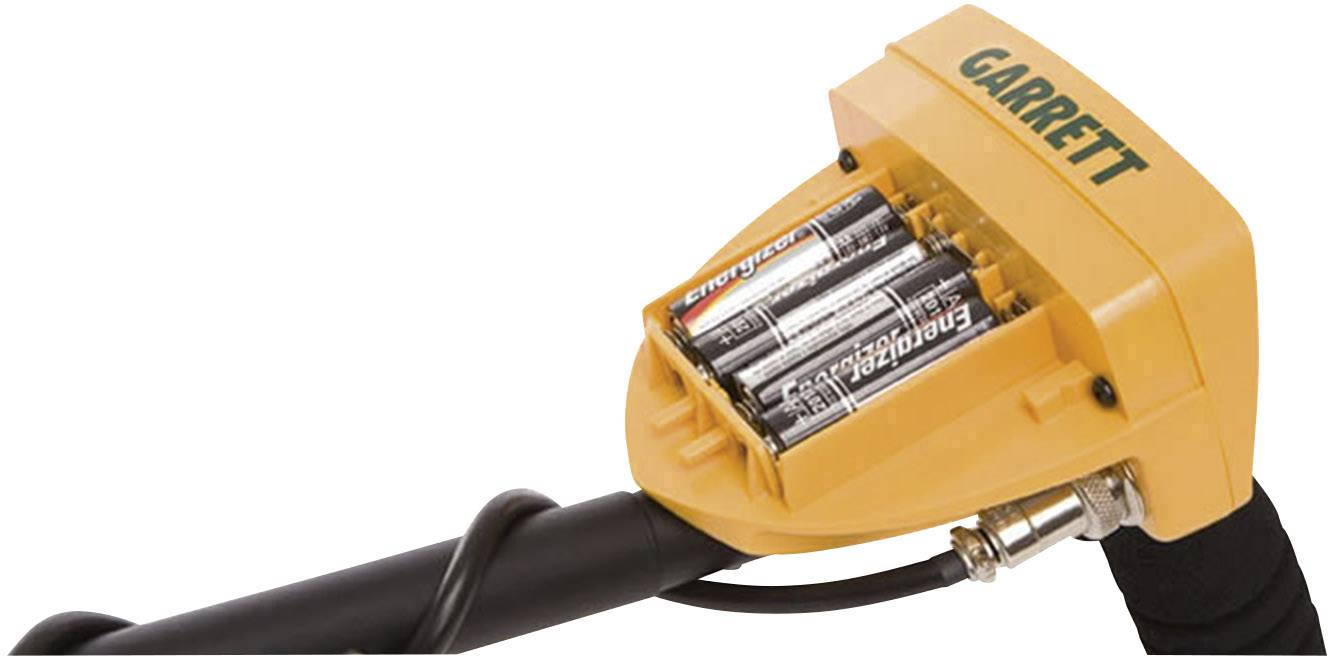 Ein Metallsondenkopf der Marke 'Garrett' mit sichtbaren Batterien, montiert auf einem schwarzen Schaft.