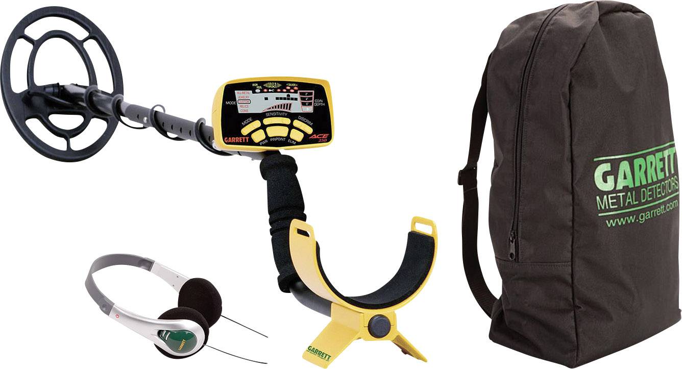 Metallsonde mit Display und Kopfhörern, neben einer braunen Tasche mit der Aufschrift 'Garrett Metal Detectors'.
