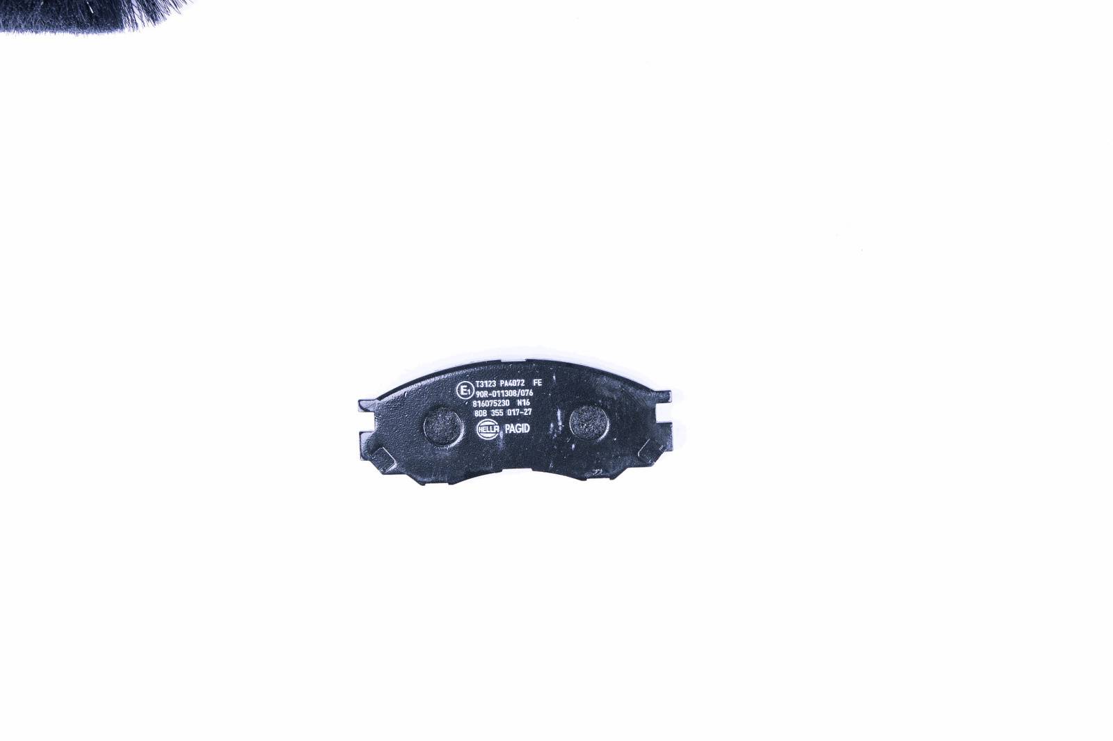 Bremsbelagsatz mit Verschleißwarnung 15,5 mm HELLA für u.a. MITSUBISHI L400
