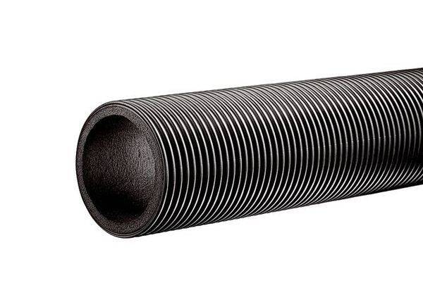 Geriffeltes schwarzes Rohr mit runder Öffnung, geeignet für den Einsatz in Bau- oder Installationsprojekten.