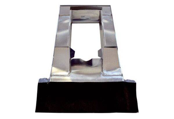 Ein rechteckiges Metallteil mit einer Aussparung in der Mitte, möglicherweise ein Teil einer größeren Maschine oder Konstruktion.