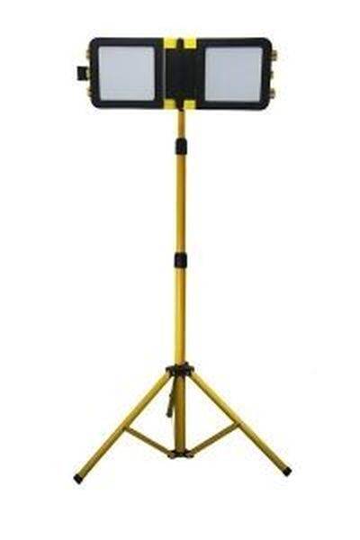 Ein gelbes Baustellen-Stativ mit zwei rechteckigen, nach vorne gerichteten LED-Leuchten, geeignet für den Einsatz bei schlechten Lichtverhältnissen.