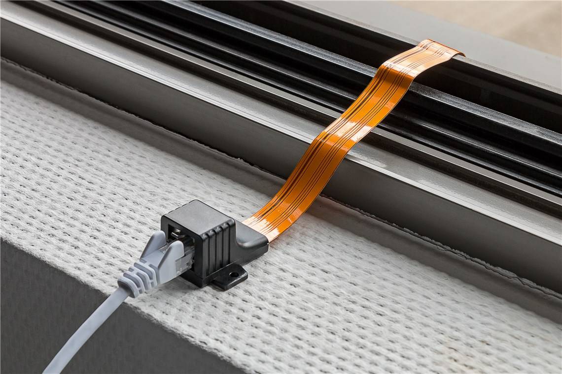 Goobay RJ45 LAN Fensterdurchführung Ultra-Slim 0,25 m Zum Verlegen von Netzwerkverbindungen zwischen Fensterrahmen 0.25