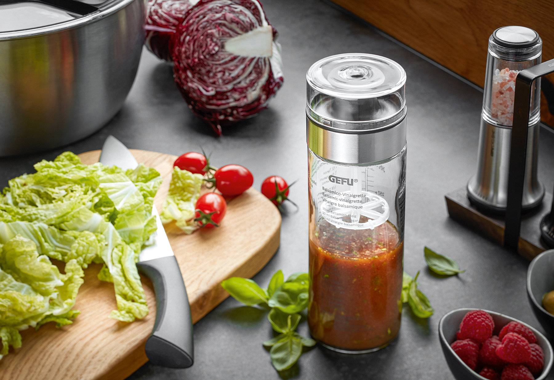 GEFU Dressing-Shaker Mix – Mixbecher für Salatsaucen, Glasflasche, aufgedruckte Rezepte,