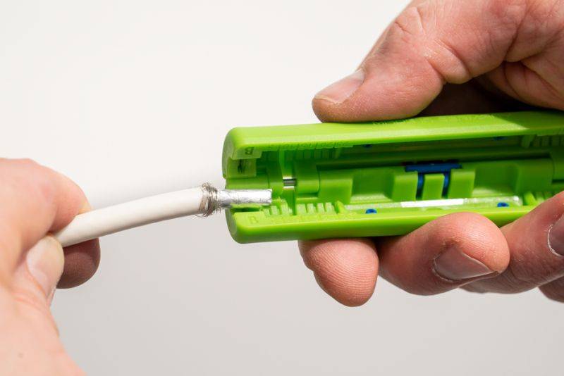 Arbeitsbereich 4,8 - 7,5 mm Ø<br>Einstellung der Schnitttiefe ist nicht erforderlich.<br>Auch für flexible Kabel geeignet<br>Längenskala (0 - 25 mm