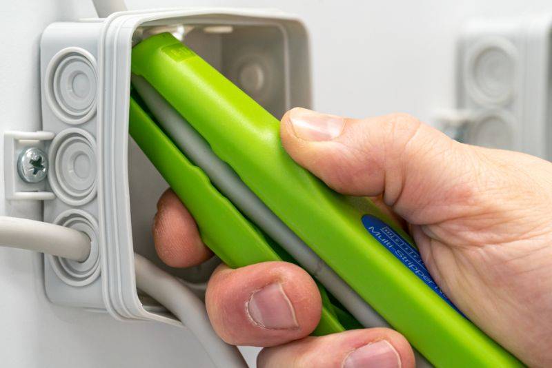 Arbeitsbereich 0,5 - 6 mm² / 8 - 13 mm Ø<br>Bündiges Entmanteln auch an schwer zugänglichen Stellen<br>Sicheres und platzsparendes Aufbewahren dur