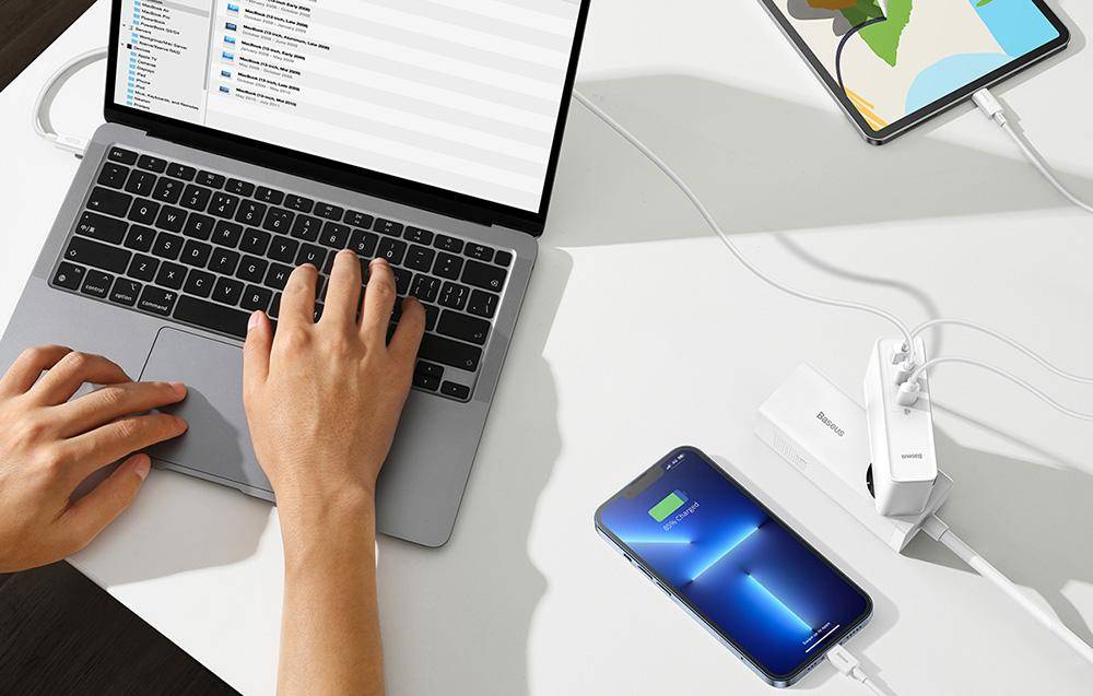 Wandladegerät Baseus GaN5 Pro 2xUSB-C + USB, 140W (weiß)