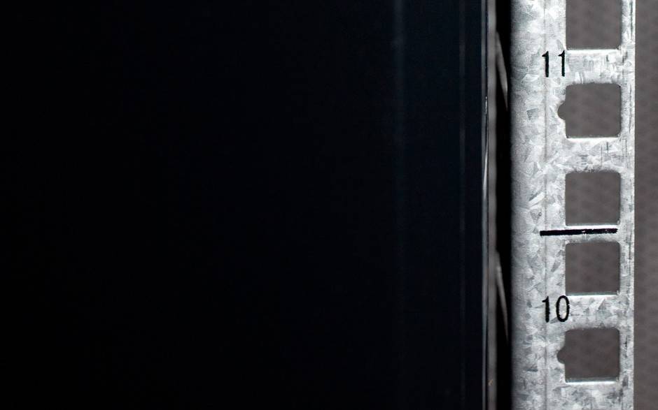 Danicom - 42 HE 19” Serverschrank, mit Glastür (BxTxH) 800 x 1200 x 2000mm