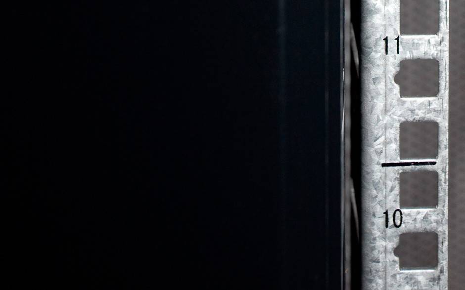 Danicom - 47 HE 19” Serverschrank, mit perforierter Fronttür (BxTxH) 600 x 800 x 2200mm