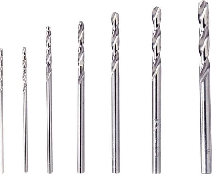 Verschiedene Größen von Metallbohrern in einer Reihe, mit zunehmender Größe von links nach rechts.