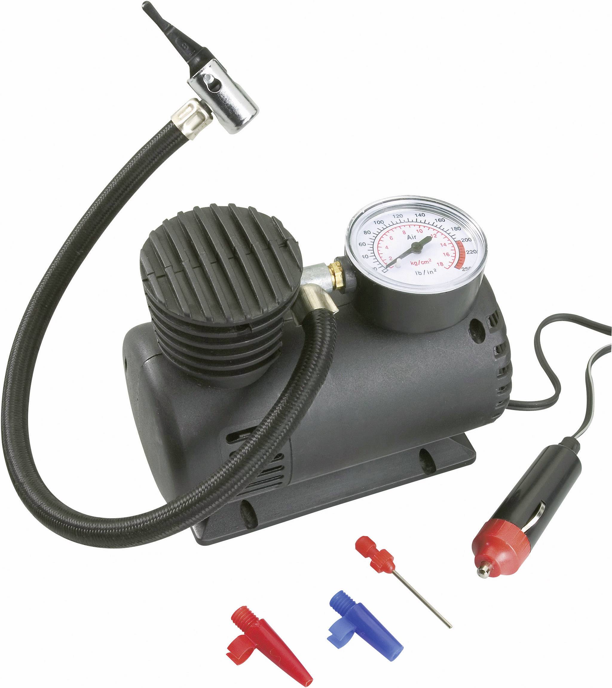Kleiner schwarzer Luftkompressor mit Manometer, Stromkabel und drei verschiedenen Düsenaufsätzen für flexible Anwendungsmöglichkeiten.